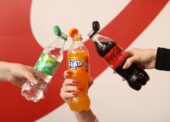 Coca-Cola zavádí u svých nápojů neodnímatelná víčka