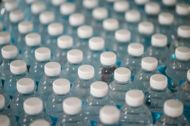 V Česku se recykluje jen 49 % PET lahví a 26 % plechovek, ke zlepšení má pomoci zálohový systém