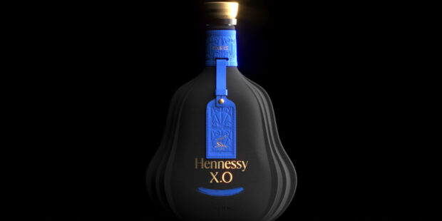 Moët Hennessy zabalila lahve koňaku do lepenkových pouzder kopírujících jejich tvar